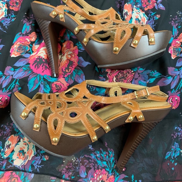 Icora Platform Heels - Picture 3 of 7